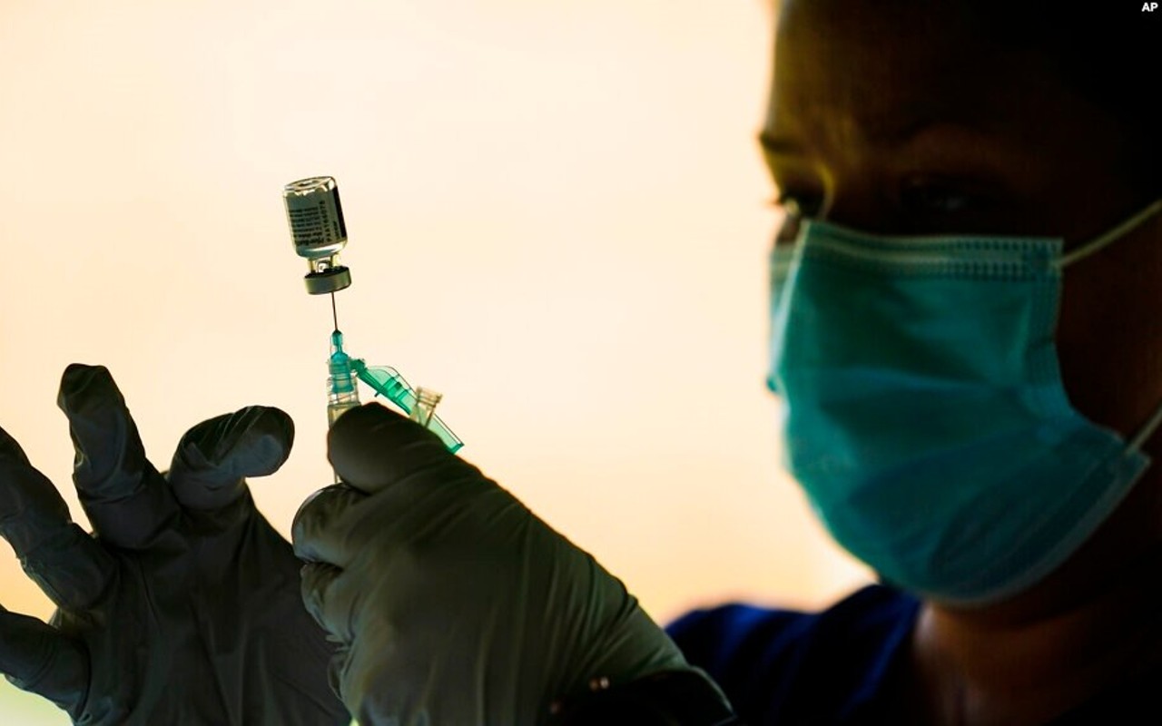 La FDA ya aprobó la aplicación de una tercera dosis de la vacuna contra el Covid-19. | Foto: AP / Voz de América.