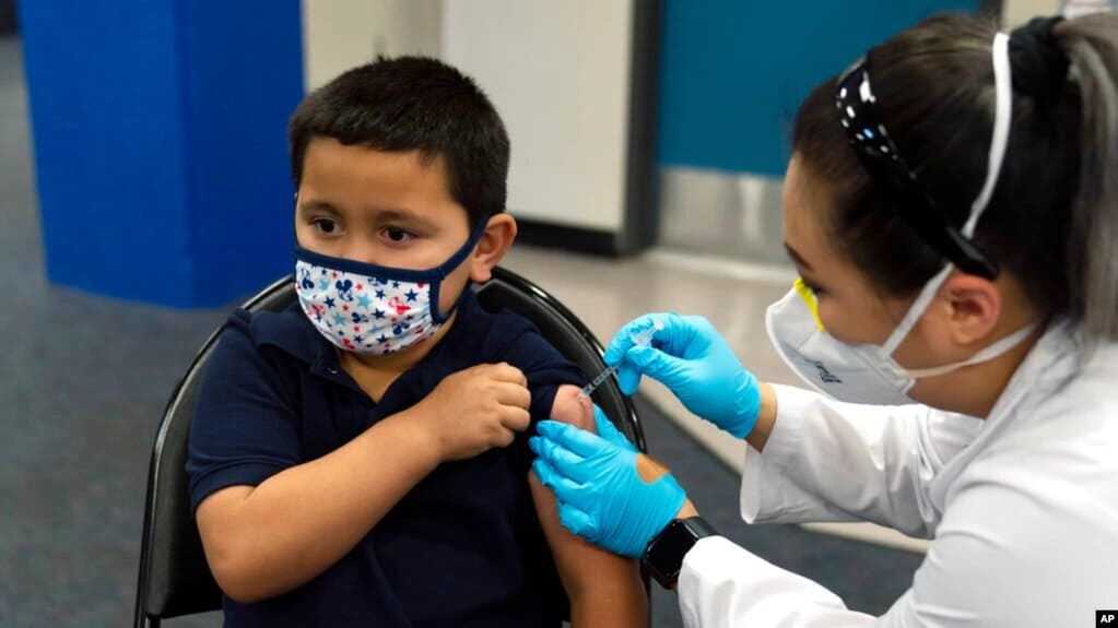 Un niño de 6 años recibe su primera vacuna contra el Covid-19 en una clínica pediátrica en Santa Ana, California. | Foto: VOA/AP.