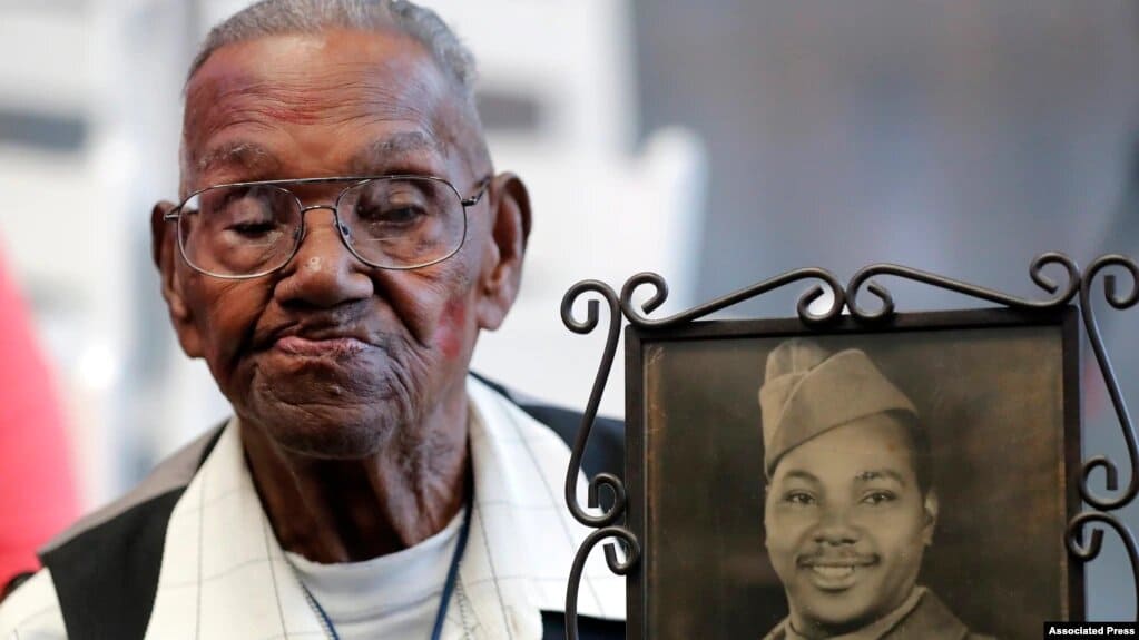 Lawrence Brooks, un veterano de la Segunda Guerra Mundial. | Foto: VOA/AP.