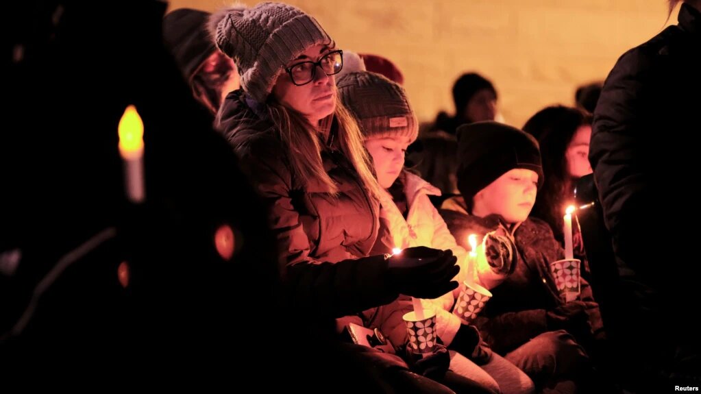 Residentes de Kenosha, Wisconsin, durante una velada para recordar a las víctimas del atropello en el desfile navideño. | Foto: VOA/Reuters.