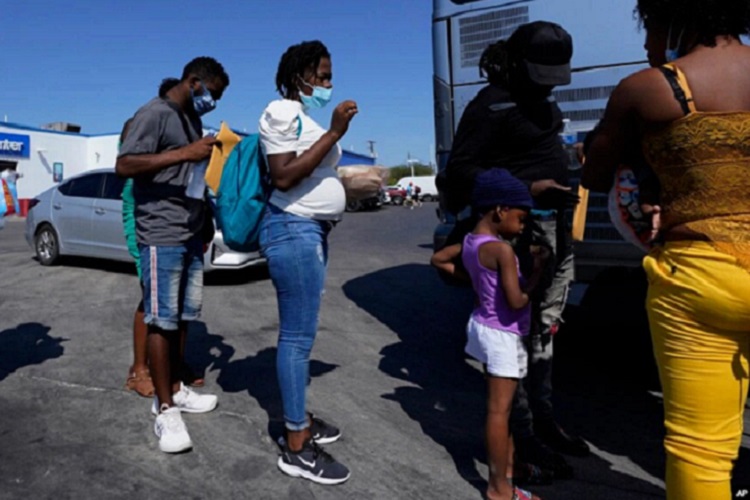 Migrantes buscan las mejores medidas para poder migrar a Estados Unidos | Foto: AP / VOA.