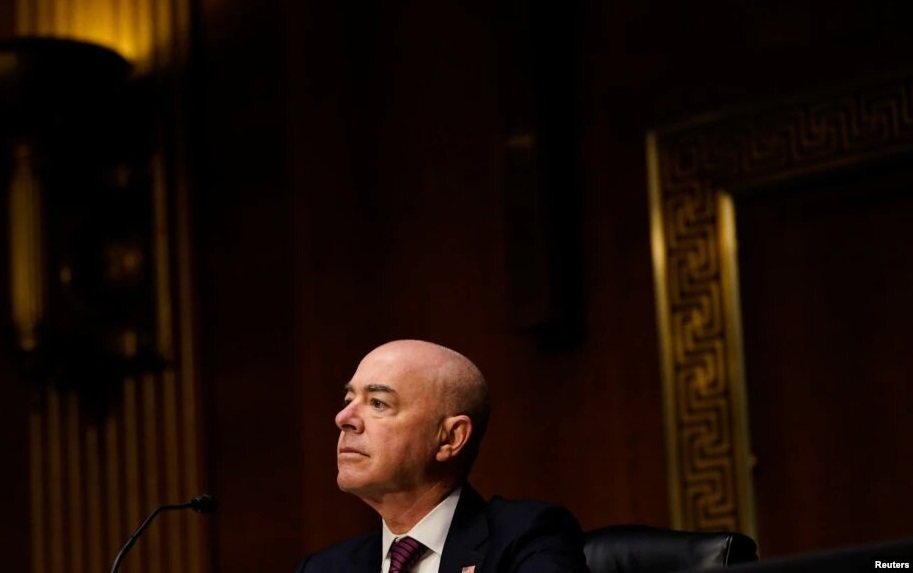 Alejandro Mayorkas durante su audiencia en el Senado de Estados Unidos este 16 de noviembre de 2021. | Foto: Reuters / VOA.