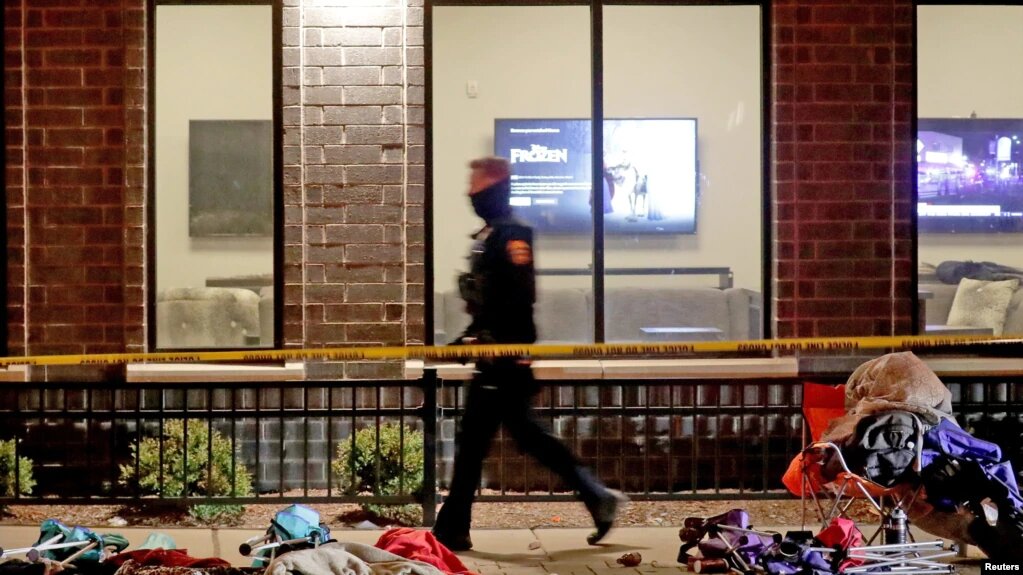La policía investigando la escena del atentado en Wisconsin este 21 de noviembre. | Foto: Reuters / VOA.