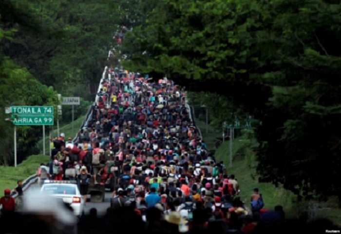 La caravana migrante que salió de Tapachula el 23 de octubre de 2021 sigue avanzando hacia el centro de México. | Foto: Reuters / VOA.