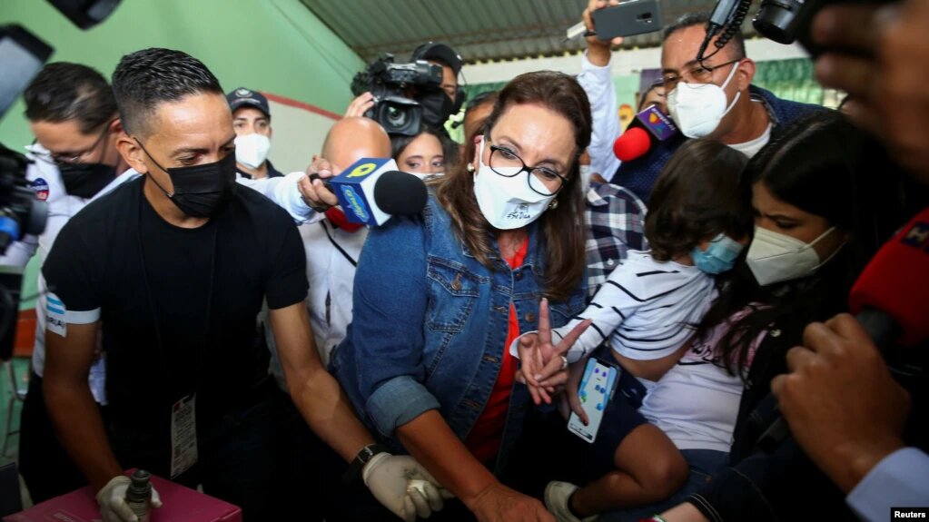 Xiomara Castro, candidata presidencial del Partido Libertad y Refundación (LIBRE), emite su voto durante las elecciones generales en Catacamas, Honduras, 28 de noviembre de 2021. | Foto: Reuters / José Cabezas / VOA.