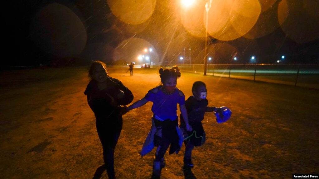En Estados Unidos siguen encontrando a menores que cruzan solos la frontera. | Foto: AP / VOA.