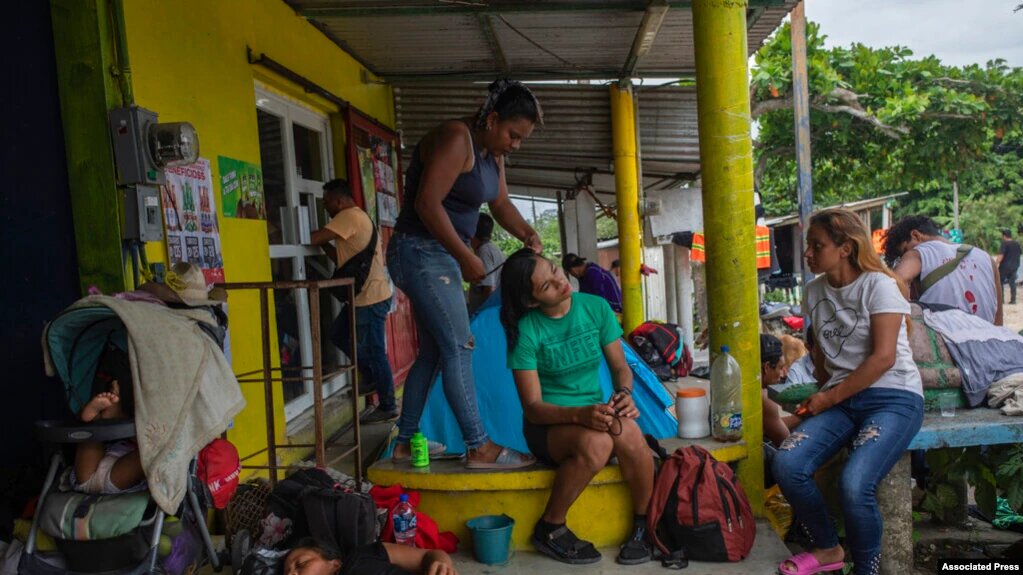 Muchos migrantes haitianos se encuentran varados al sur de México, en Chiapas, donde las oficinas de la Comar no se dan abasto con las solicitudes de refugio. | Foto: AP / VOA.
