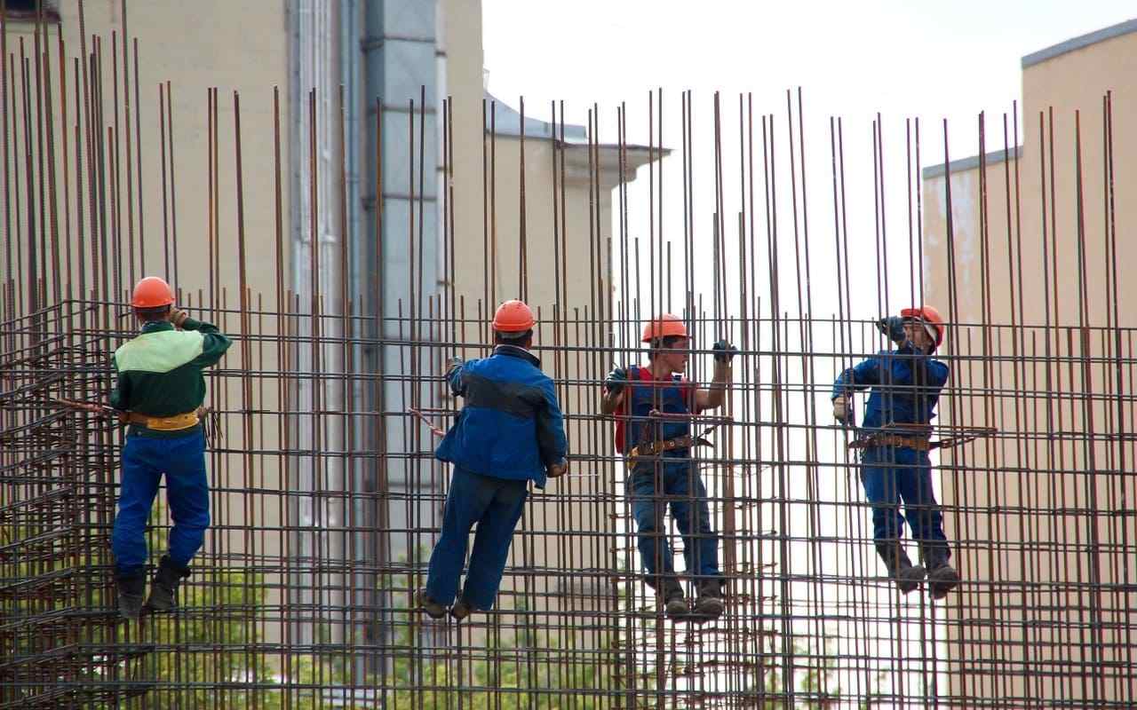 Los trabajadores inmigrantes son indispensables para la industria de la construcción. | Foto: Pixabay.