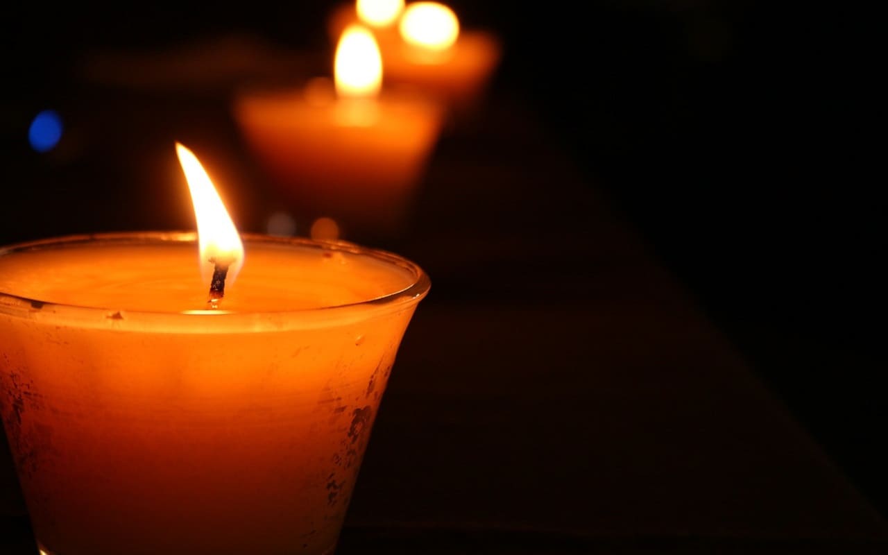 Las veladoras son uno de los elementos indispensables para el altar de Día de Muertos. | Foto: Pixabay.