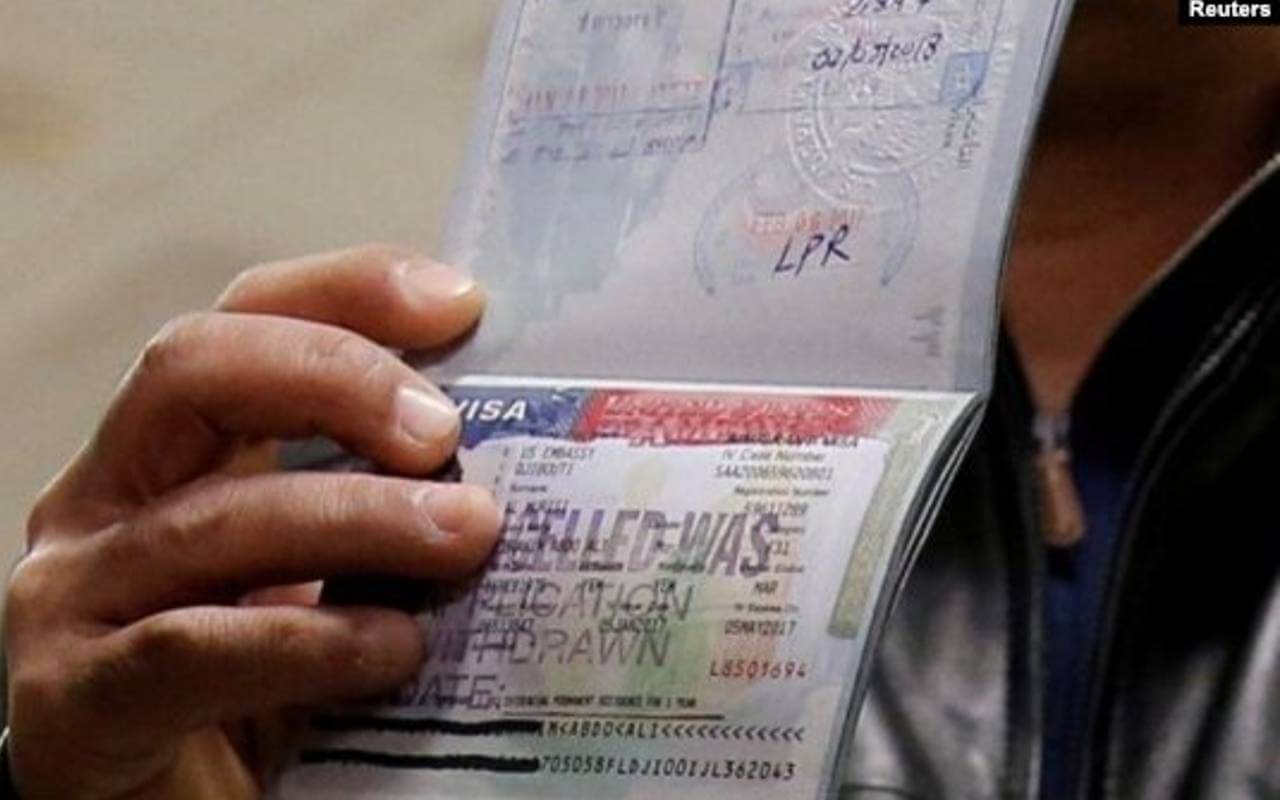 Evita quedarte sin dinero por estafadores que te prometen visas de trabajo 100% seguras. | Foto: Reuters / Voz de América