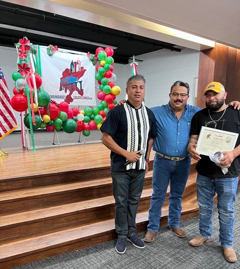 Gerardo Villalpando, a la izquierda, entregando reconocimientos a miembros de la comunidad zacatecana en Texas. | Foto: Facebook de @federaciondecomunidadeszac