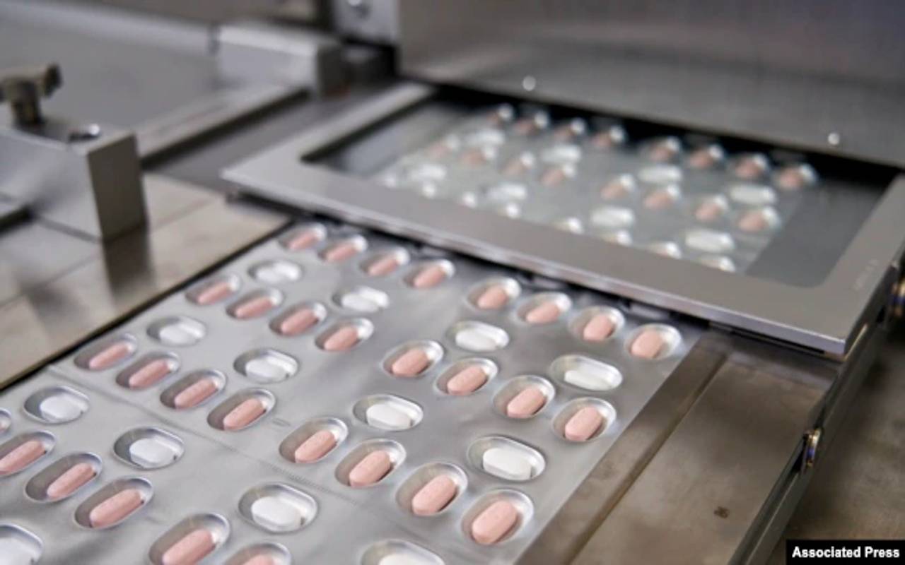 Autorizan segunda píldora contra Covid-19 en USA, ahora de Merck. | Foto: VOA / Associated Press.