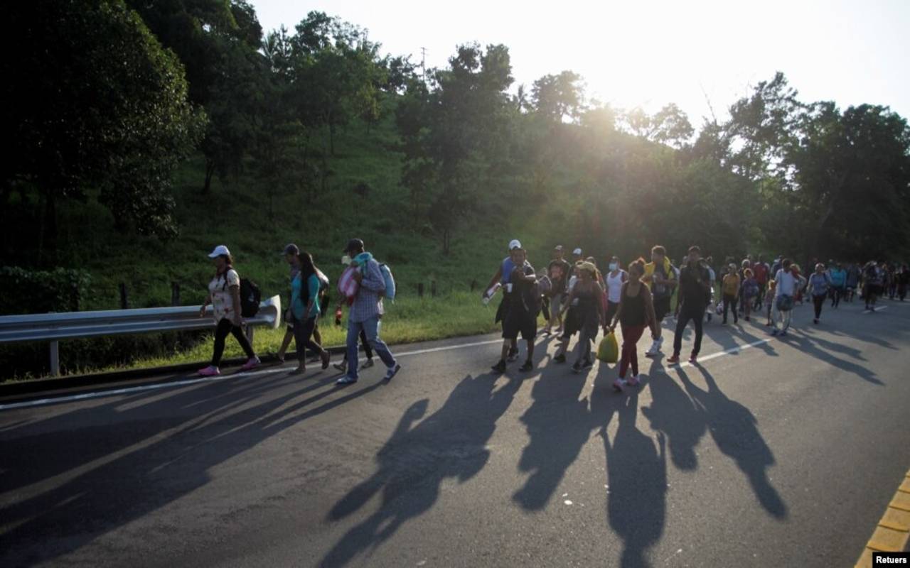 Caravana migrante acuerda ser trasladada en autobuses de la CDMX al norte de México. | Foto: VOA / Reuters.