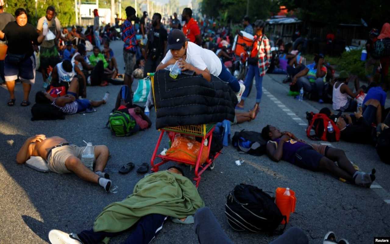 Caravana migrante varada por el cierre de la autopista México-Puebla. | Foto: VOA / Reuters.