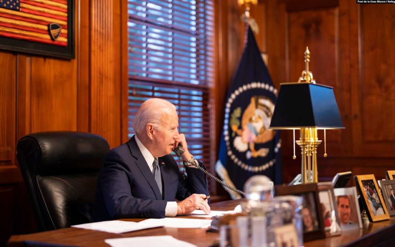 El presidente de Estados Unidos, Joe Biden, conversa por teléfono desde su casa en Wilmington, Delaware, Estados Unidos, el 30 de diciembre de 2021. | Foto: Cortesía Casa Blanca