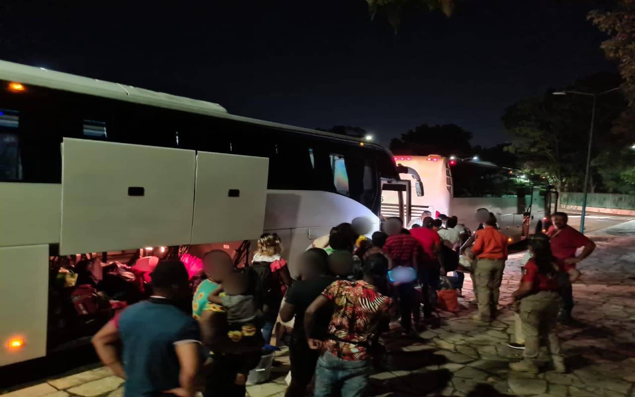 El INM repatriará en autobuses a migrantes centroamericanos. Los autobuses recorrerán distancias de 456 kilómetros a Guatemala (el punto más cercano) hasta unos cuatro mil kilómetros a Panamá (la distancia más larga) | Foto: Facebook de INM.