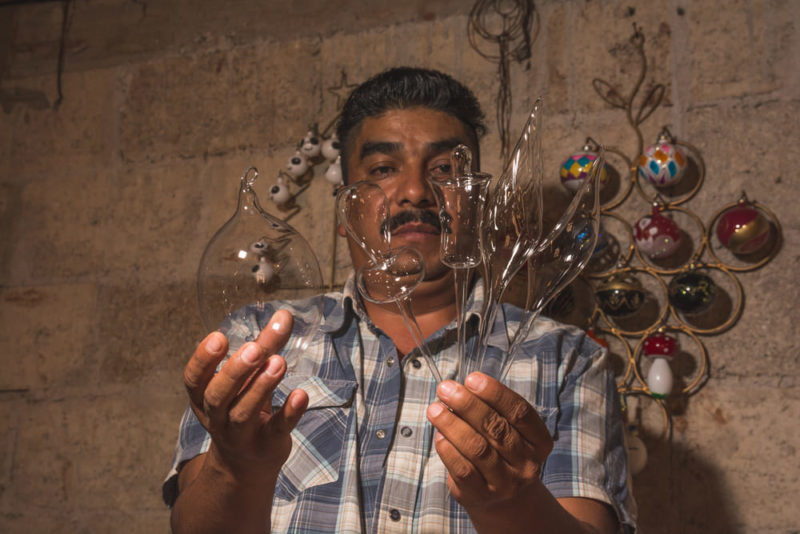Un artesano muestra sus esferas de vidrio soplado en su taller en Tlalpujahua. | Foto: Depositphotos.