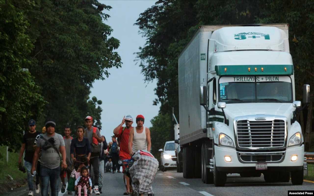 Exige caravana migrante acelerar trámites de regularización en México. | Foto: VOA / Associated Press.