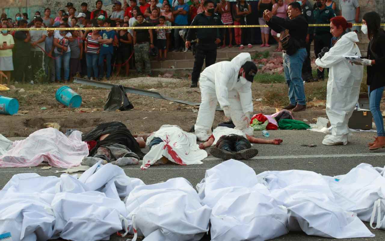 Los cuerpos en bolsas para cadáveres se colocan a un costado de la carretera después de un accidente en Tuxtla Gutiérrez, estado de Chiapas, México, el 9 de diciembre de 2021. | Foto: AP / Voz de América