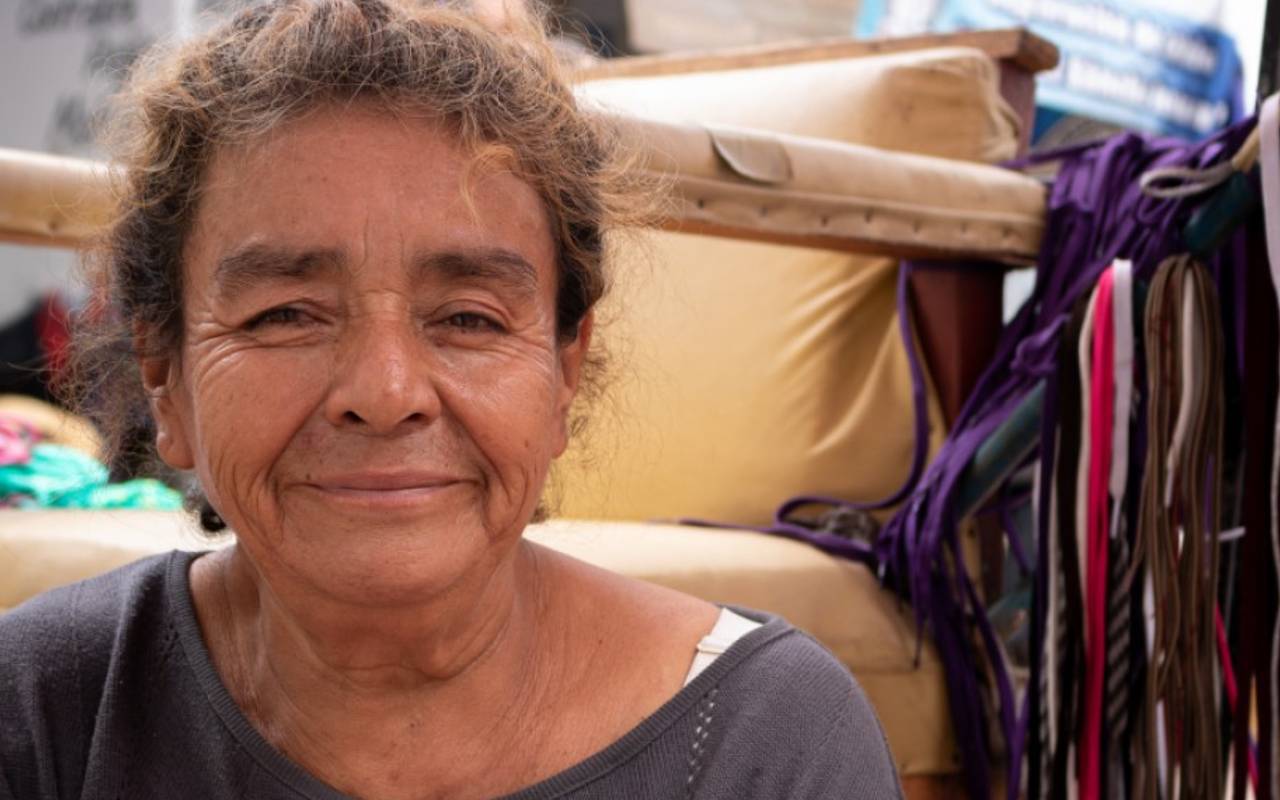 #HistoriasDeMigrantes | María Santos Castro se gana la vida limpiando zapatos en Chiapas. | Foto: Cortesía de la OIM / Alejandro Cartagena.