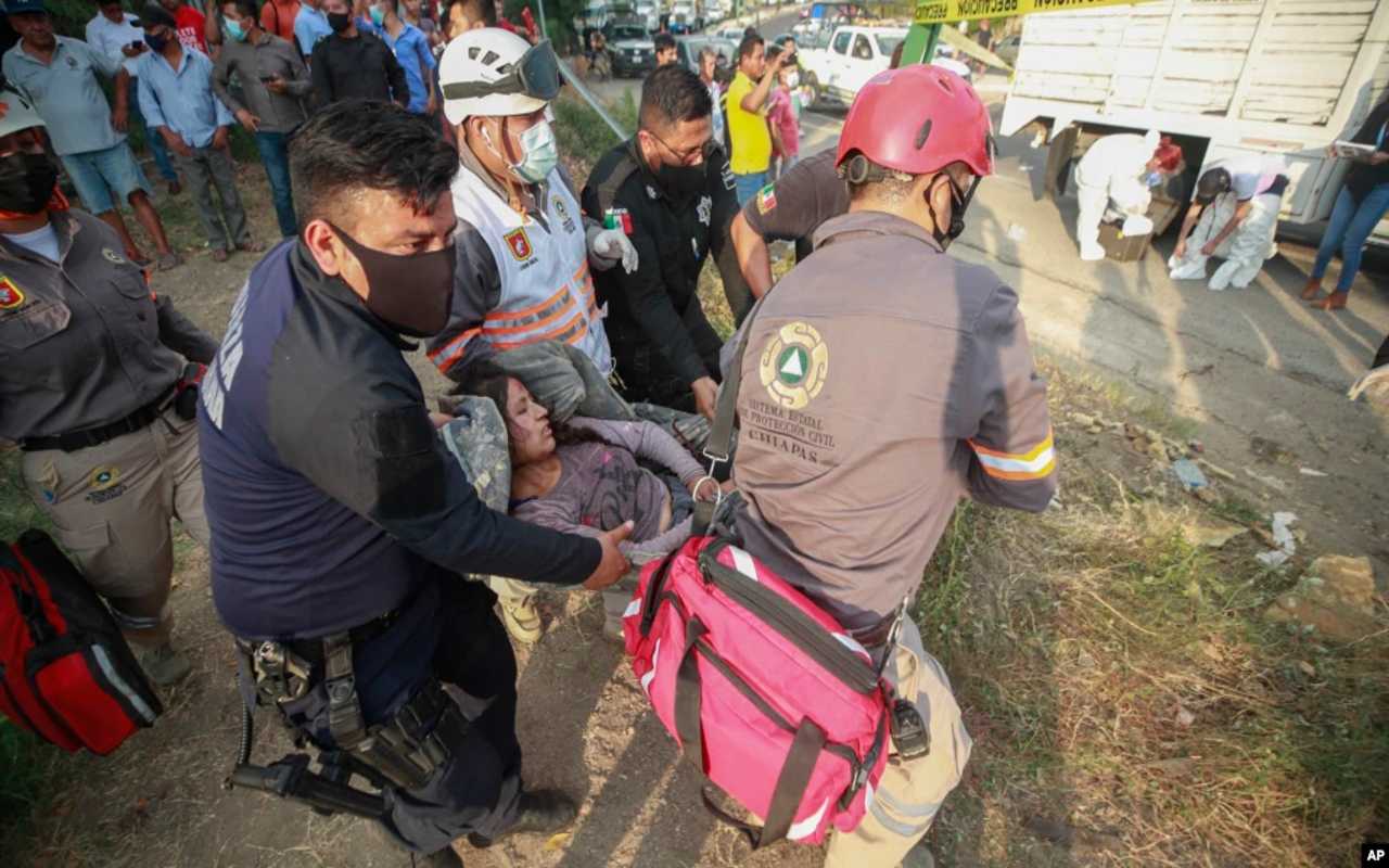Inicia la repatriación de migrantes dominicanos muertos en volcadura de tráiler en Chiapas. | Foto: VOA / AP.