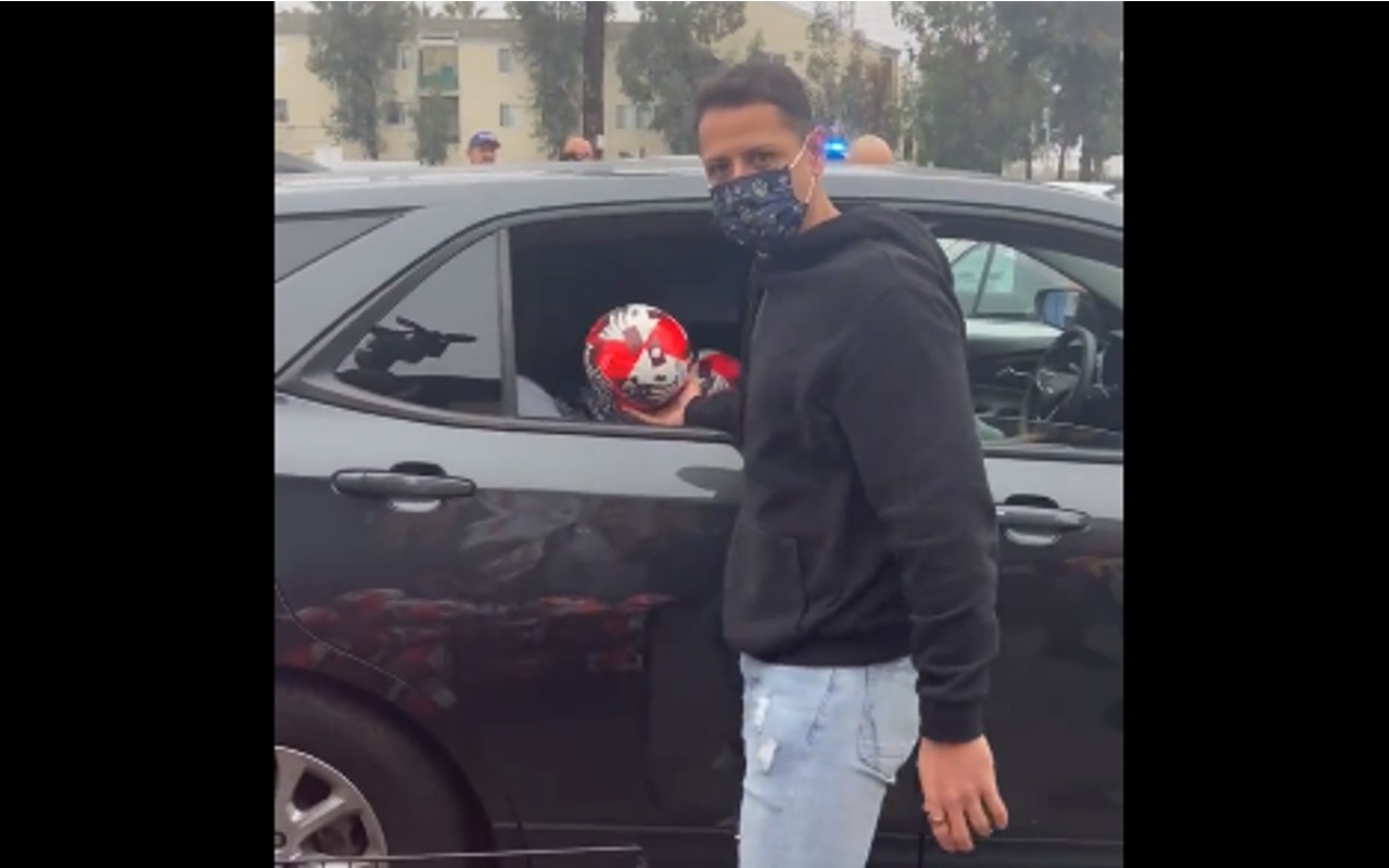 Javier “Chicharito” Hernández sorprende regalando juguetes en Los Ángeles, California. | Foto: Captura de pantalla del Twitter LAGalaxy.