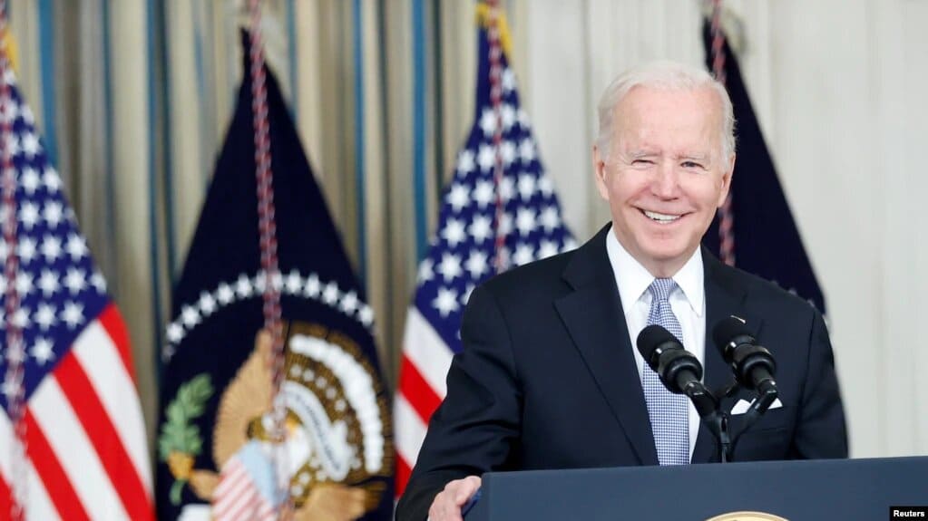El presidente Joe Biden planea reanudar los préstamos estudiantiles pausados durante la pandemia de Covi-19. | Foto: VOA/Reuters.