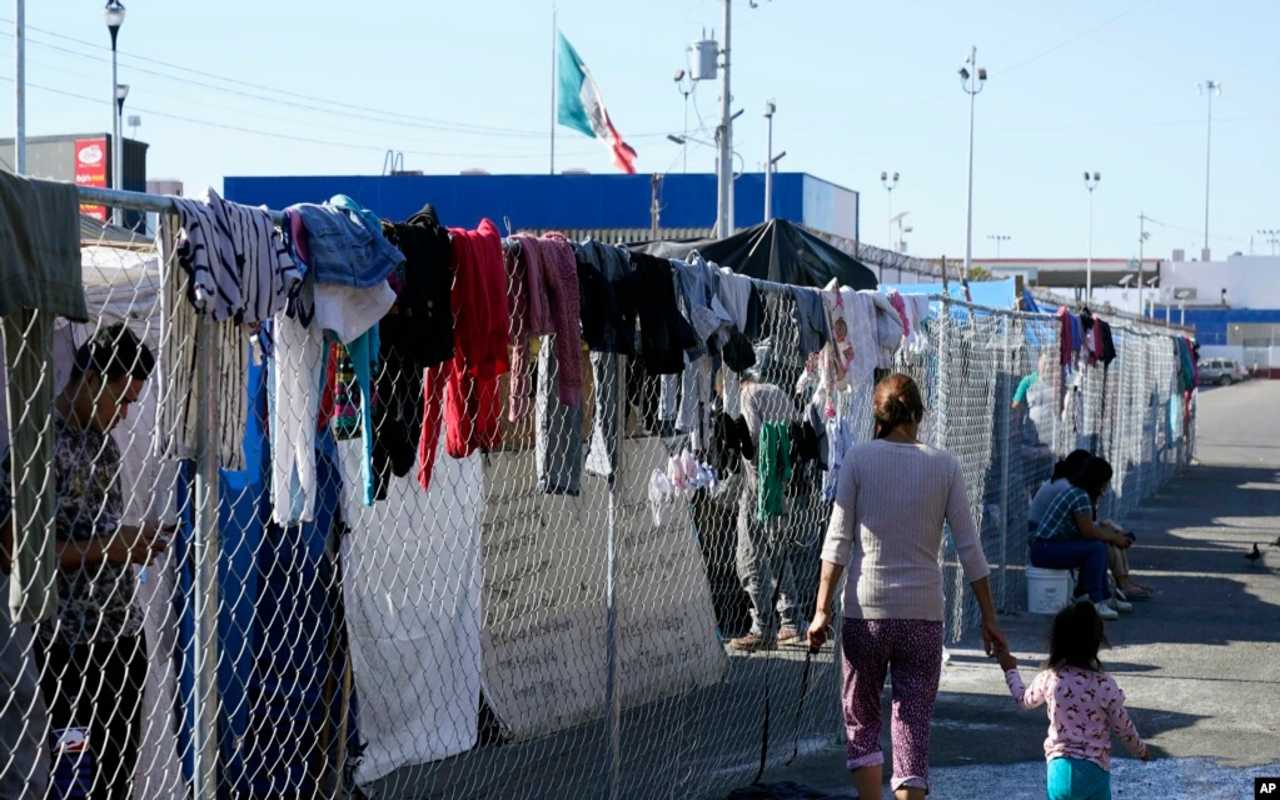 Más de 26 mil 500 solicitantes de asilo están en listas de espera en la frontera. | Foto: VOA / AP.