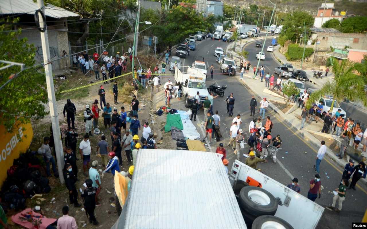 La volcadura de un tráiler que transportaba migrantes dejó más de 50 fallecidos. | Foto: VOA / Reuters