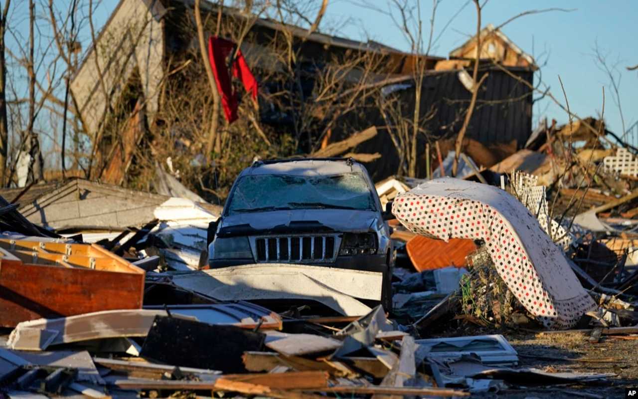 #NoticiasDelDía | Joe Biden revisará la zona afectada por tornados en Kentucky. | Foto: VOA / AP.
