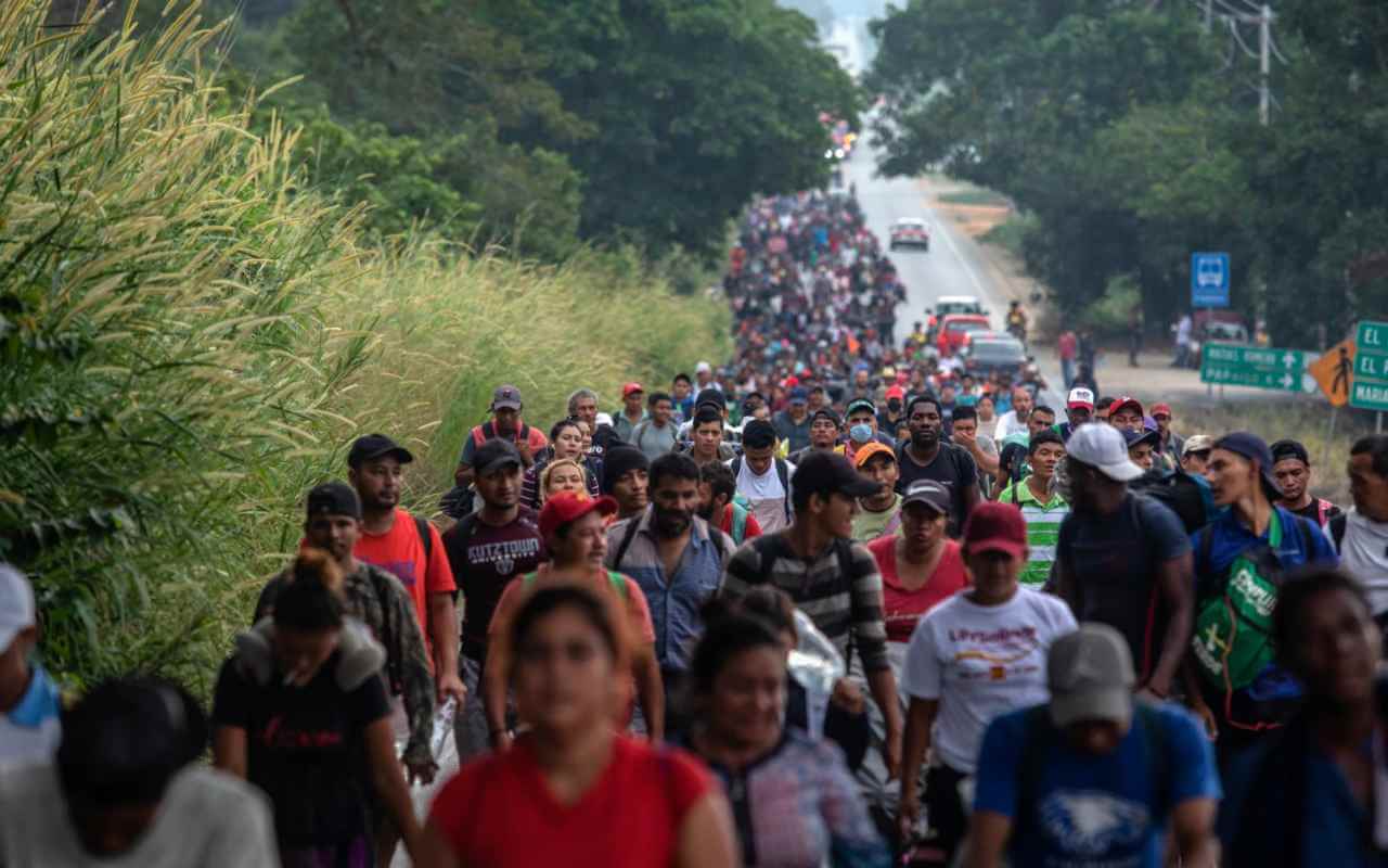 Los migrantes, parte de una caravana en camino hacia Loma Bonita, en el estado mexicano de Veracruz, el jueves 18 de noviembre de 2021. | Foto: AP / Voz de América