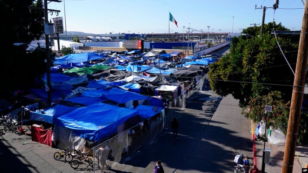 Un campamento de migrantes que esperan para entrar a EE. UU. en Tijuana, México. | Foto: VOA/AP.