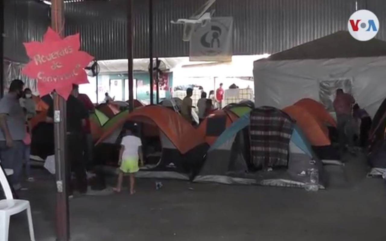 Migrantes en Tijuana afectados por el programa Quédate en México esperan ser atendidos | Foto: Archivo / Voz de América