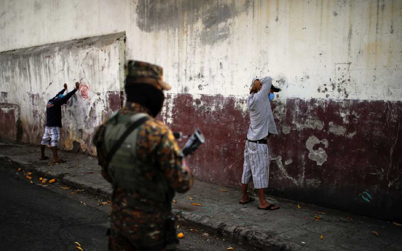 Un soldado salvadoreño custodia a hombres detenidos durante un operativo militar como parte de las medidas de seguridad ordenadas por el presidente de El Salvador | Foto: Reuters / Voz de América