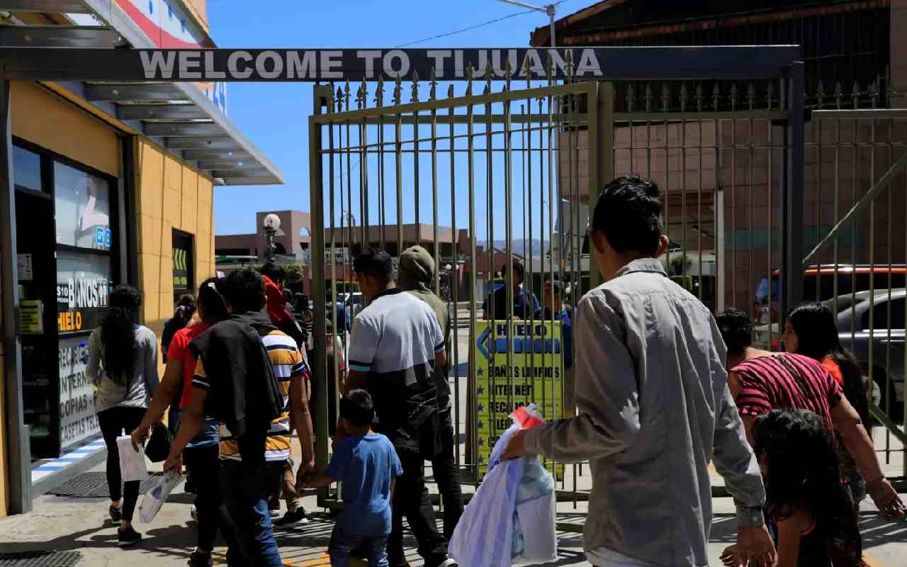 Migrantes centroamericanos que regresaron de Estados Unidos a México bajo el programa Quédate en México