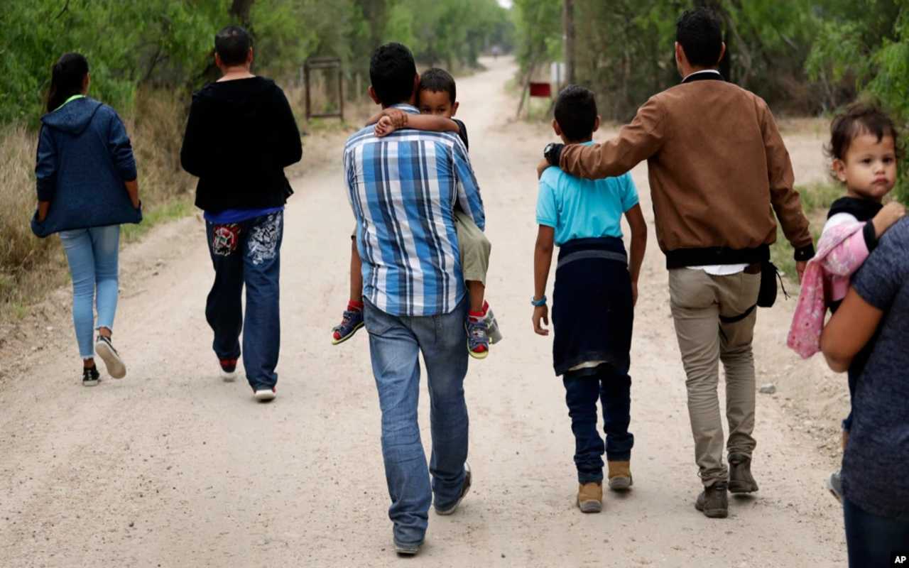USA ha reunido a 100 niños migrantes con sus familias. | Foto: VOA / AP.