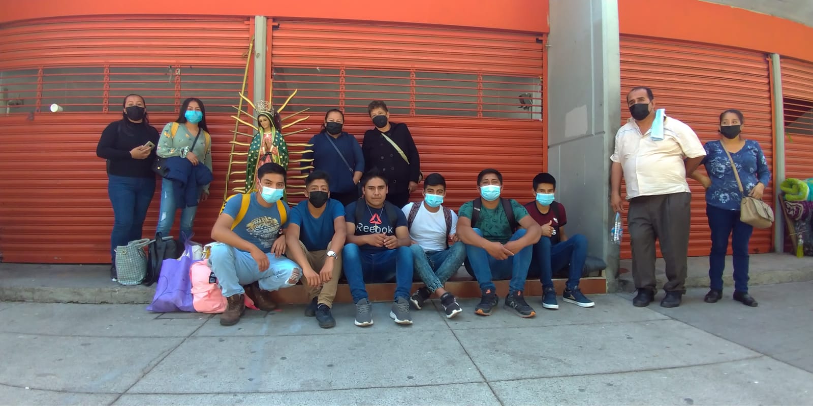 Familia que va a la Basílica de Guadalupe. | Foto: Conexión Migrante.