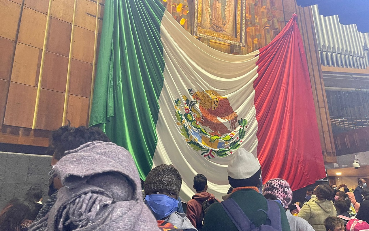 Antes de llegar a la Basílica, la caravana migrante se enfrentó a un bloqueo policial en la entrada de la Ciudad de México. | Foto: Cortesía de Irineo Mujica.