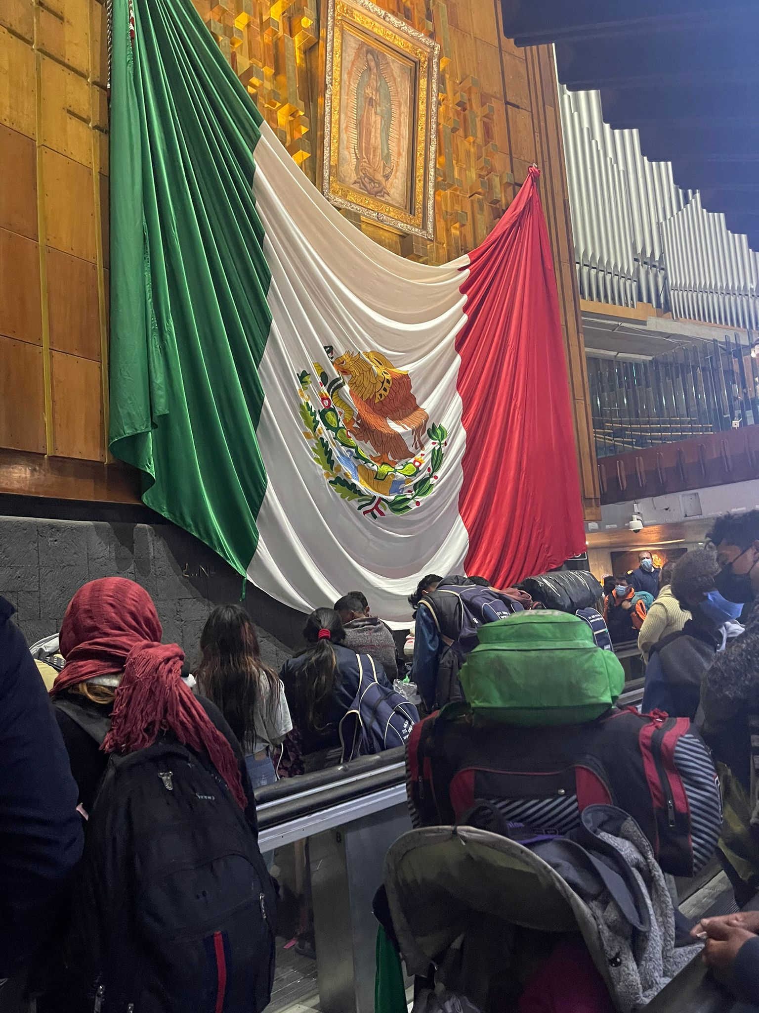 Los migrantes de la caravana en la Basílica de Guadalupe este domingo 12 de diciembre de 2021. | Foto: Cortesía Irineo Mujica.