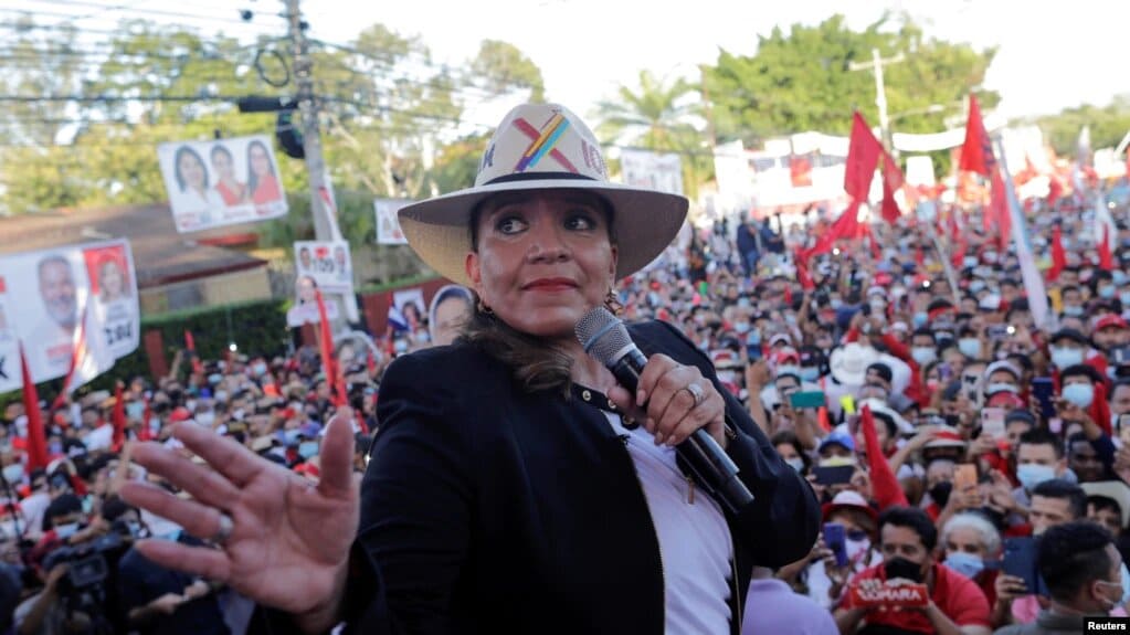 Xiomara Castro durante el acto de clausura de su campaña electoral en San Pedro Sula, Honduras, el 20 de noviembre de 2021. | Foto: VOA/Reuters.