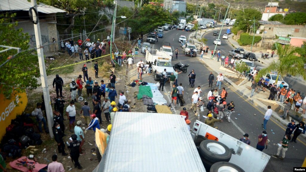 Escenas del accidente en Chiapas este jueves 9 de diciembre de 2021. | Foto: Reuters / VOA.