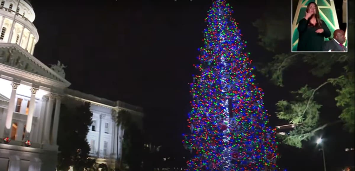 El árbol de Navidad junto al Capitolio en California en la noche se su encendido. | Foto: Youtube California Governor Gavin Newsom.