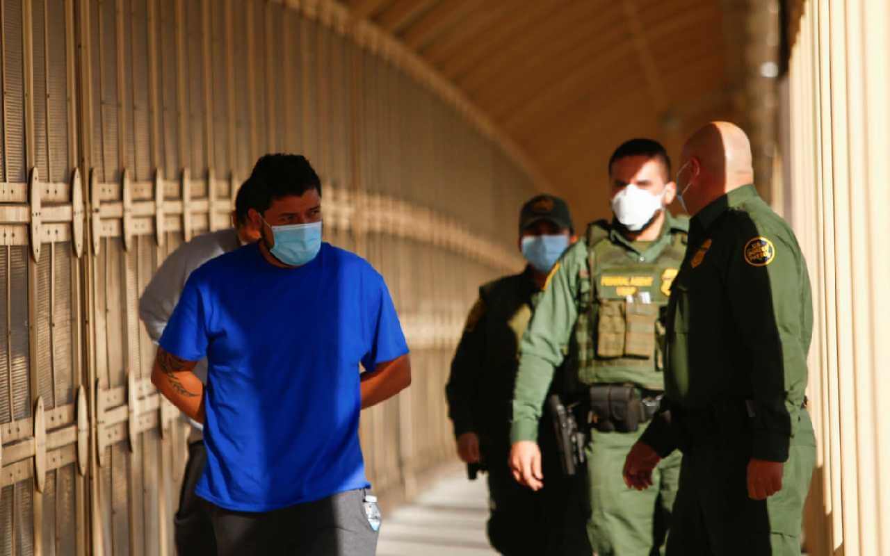 Migrantes bajo el programa de Protocolos de Protección al Migrante (MPP) son escoltados por agentes de la Patrulla Fronteriza de EE. UU. a través del Puente Fronterizo Internacional Lerdo Stanton para ser devueltos a México. | Foto: Reuters / Voz de América