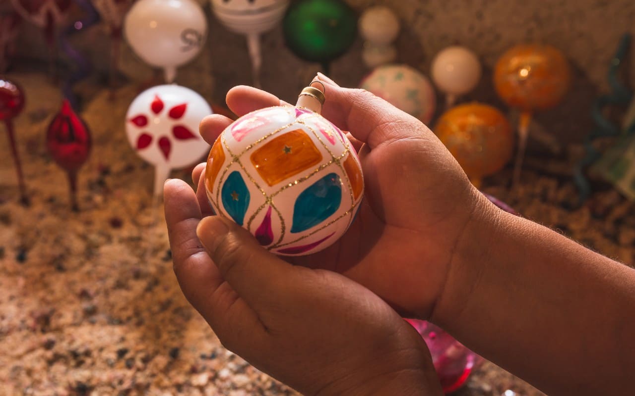 Esferas de Navidad, piñatas, árboles y sidra son algunos de los productos que ofrecen varios pueblos en México. | Foto: Depositphotos