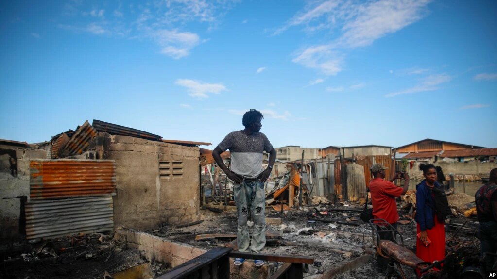 La volcadura de un camión provocó una explosión que dañó hogares y provocó pérdidas humanas. | Foto: AP / VOA.