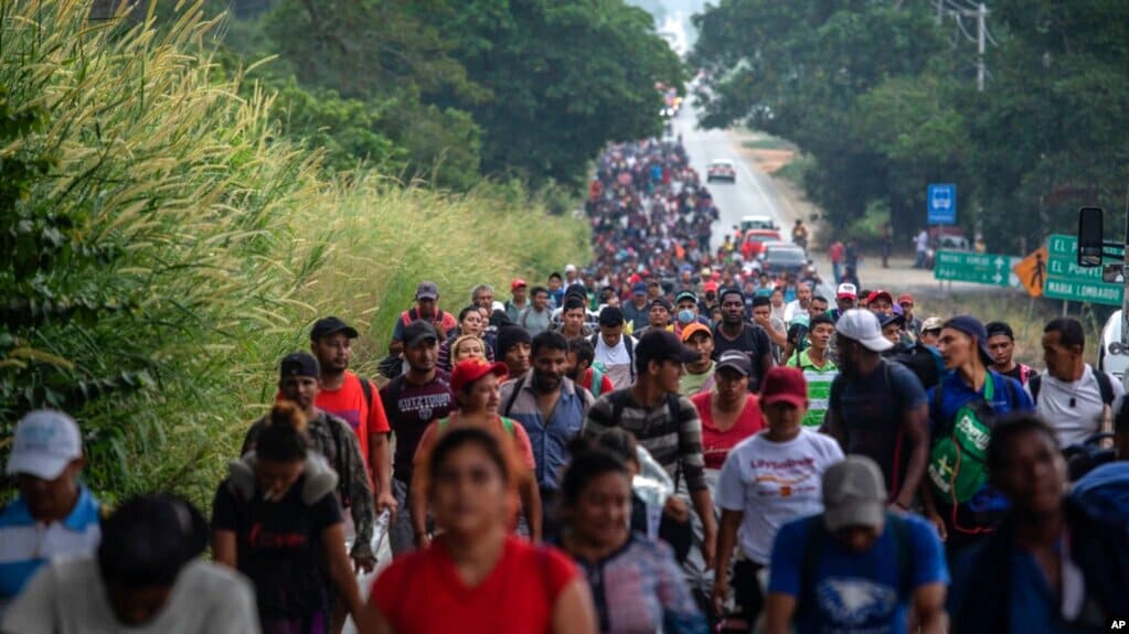 La mayoría de los migrantes que integran la caravana migrante son originarios de países centroamericanos como El Salvador, Honduras y Guatemala. | Foto: VOA/AP.