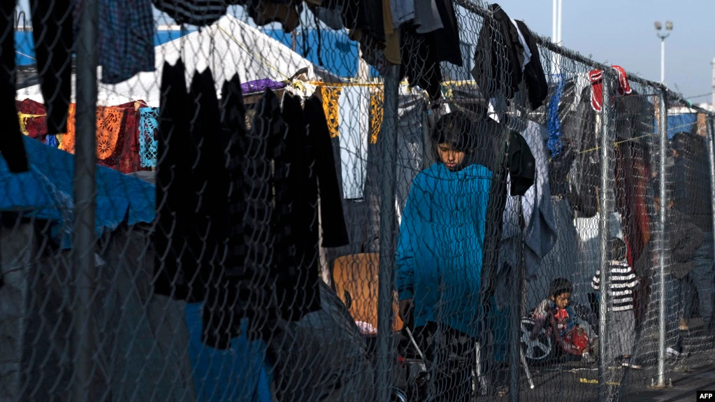 Quédate en México expone a los migrantes a problemas que van desde la saturación de albergues hasta secuestros y violaciones. | Foto: AFP / VOA.