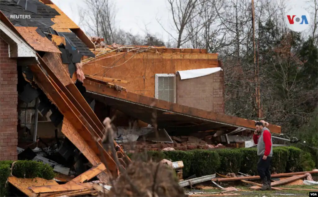 En Dickson, Tennessee, varias casas quedaron destruidas por la fuerza de los tornados. Al menos cinco estados se han visto afectados. | Foto: Reuters / VOA.