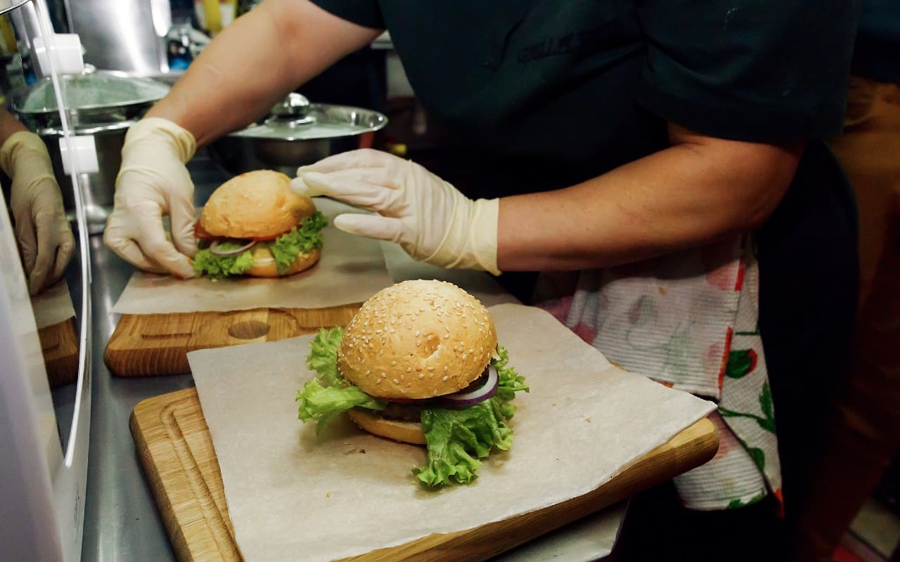 El trabajo en Canadá requiere de cocineros con experiencia en la comida rápida. | Foto: Depositphotos.