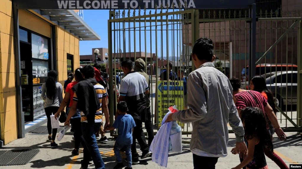 Migrantes centroamericanos son regresados a Tijuana, México. | Foto: VOA/Reuters.